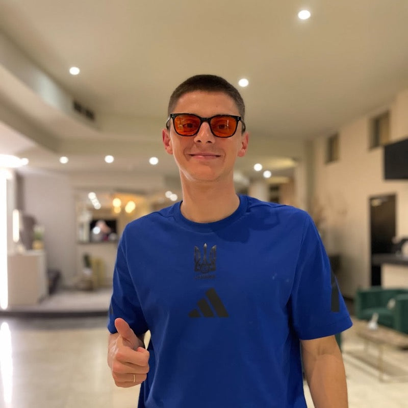 Athlète portant des lunettes anti-lumière bleue
